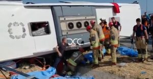 (ВИДЕО) Трагедија во Турција: најмалку 11 жртви и 27 повредени во сообраќајна несреќа