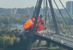 ВИДЕО: Русите со дрон го погодија Северниот мост во Киев