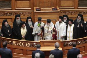 Водосвет во грчкиот парламент: Архиепископот Јероним им посака на пратениците здравје, сила и трпение