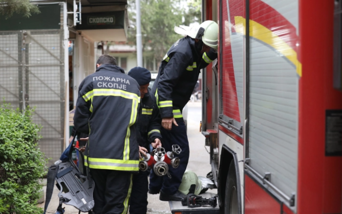 Пожар во стан во Скопје, поради вдишување чад еден пожарникар бил пренесен во болница