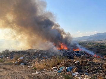 ЧАД ВО СТРУМИЦА ПОРАДИ ПОЖАР НА ДЕПОНИЈА: Пожарникарите интервенираат на терен