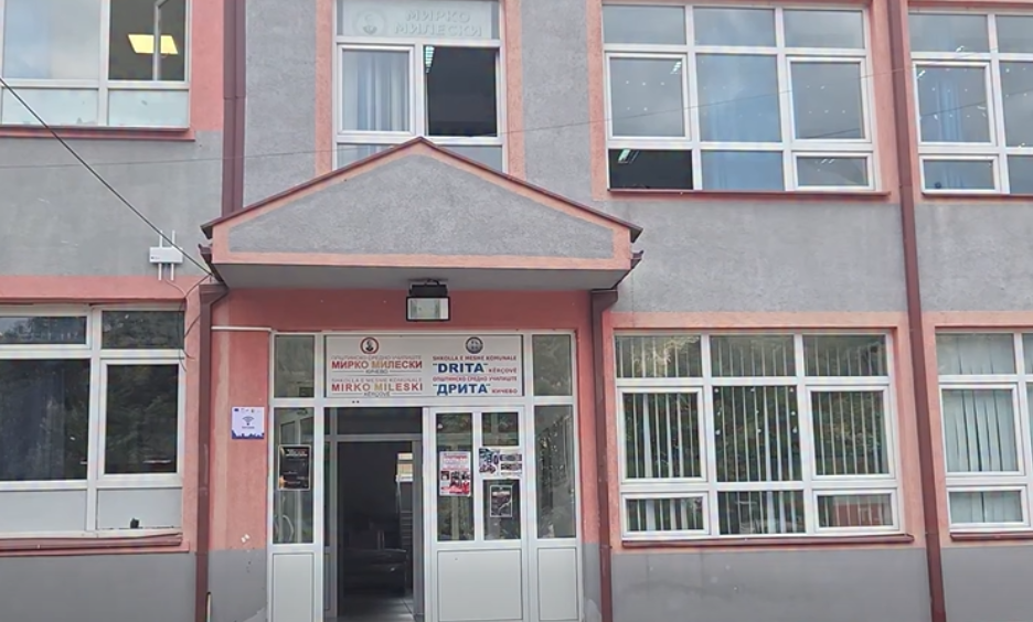 Повторно отворени двете затворени паралелки во гимназијата „Дрита“ во Кичево, 139 запишани во прва година
