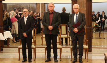 ДОДЕЛЕНА ДРЖАВНАТА НАГРАДА „23 ОКТОМВРИ“: Признанија за Јолевски, Стојков и Лилчиќ Адамс во Собранието