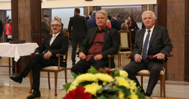 АКТЕРОТ ЃОРЃИ ЈОЛЕВСКИ И ПРОФЕСОРИТЕ СТОЈКО СТОЈКОВ И ВИКТОР ЛИЛЧИЌ АДАМС СЕ ДОБИТНИЦИ НА ДРЖАВНАТА НАГРАДА „23 ОКТОМВРИ“