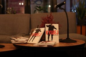Книгата „Зад мене белина“ од Мартин Кушеј се занимава со „живеењето во мигот“