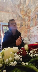 Приказната за Леон добива ново поглавје: По роденденот без гости, му претстои патување надвор од Македонија