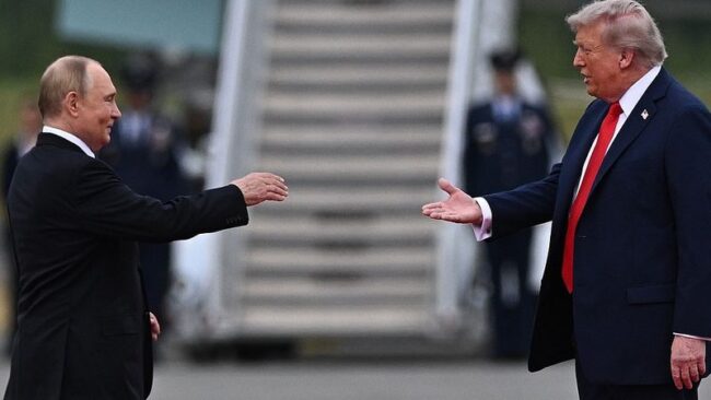 ТРАМП ПРИФАЌА СРЕДБА СО ПУТИН И ШЈИ, НО НЕ ЗА ДА РАЗГОВАРААТ ЗА УКРАИНА