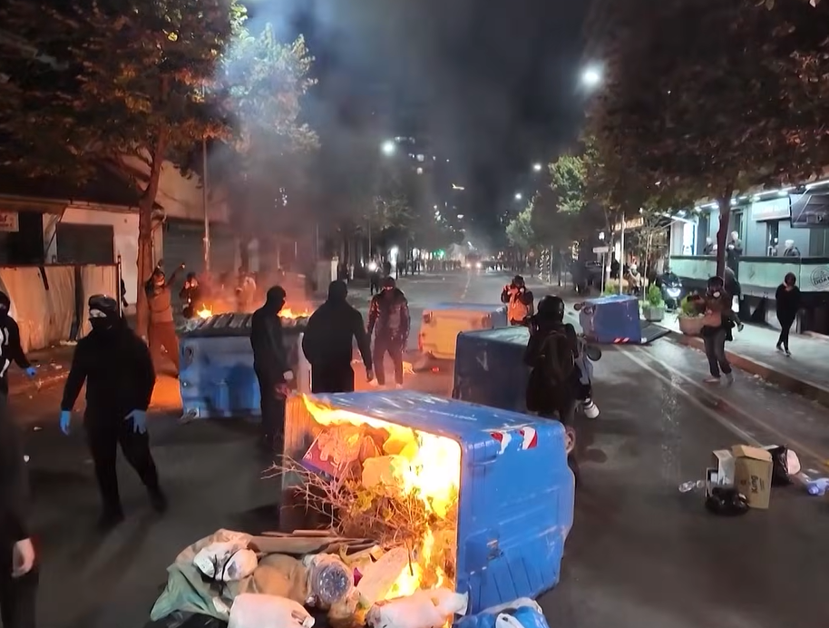 (ВИДЕО) Демонстрантите фрлија молотов коктел врз канцеларијата на Еди Рама