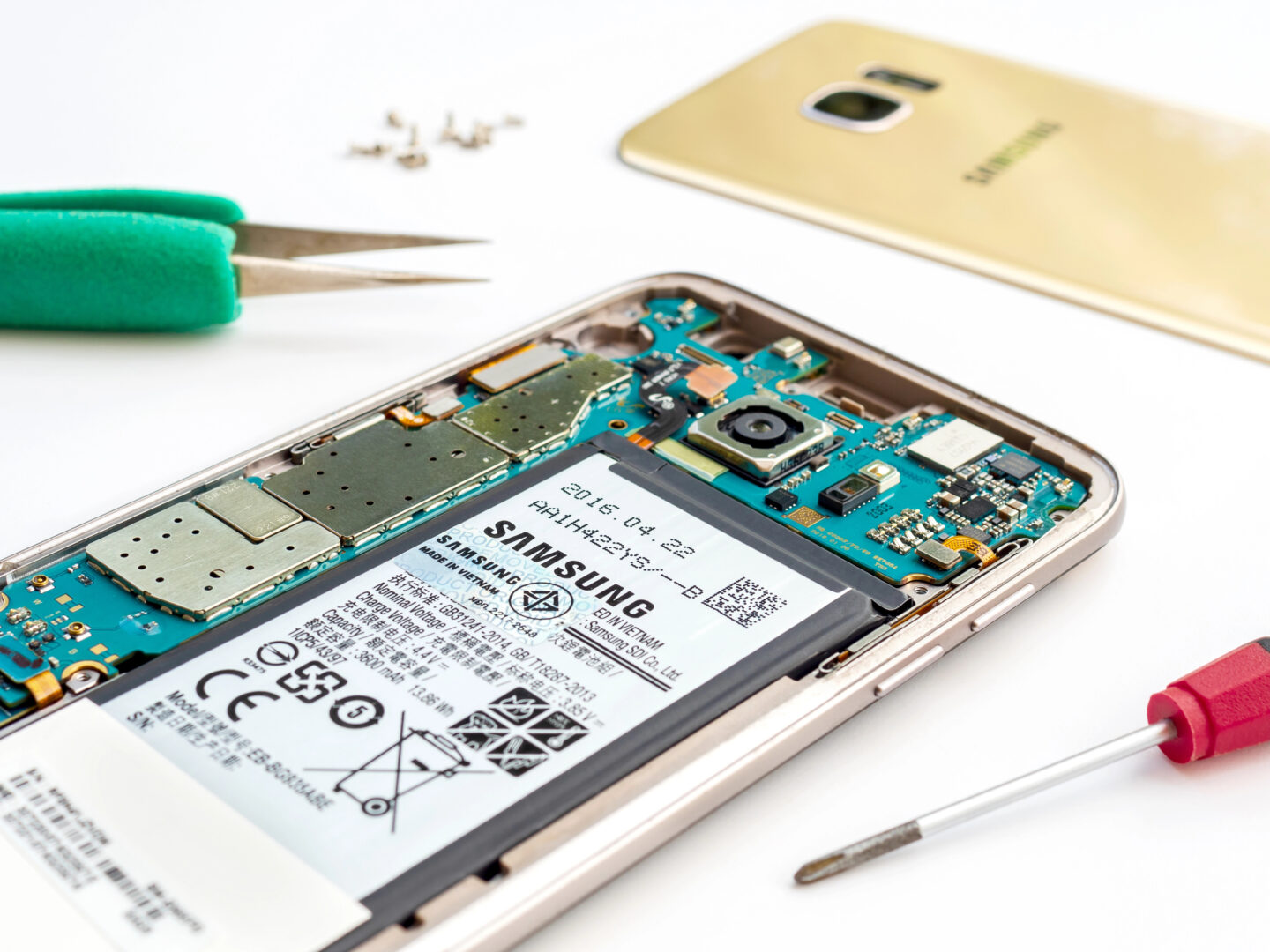 Apple го започна трендот – телефоните со Android сега имаат уште поголеми батерии
