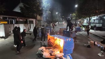 (ВИДЕО) МОЛОТОВ КОКТЕЛ ВРЗ КАБИНЕТОТ НА РАМА: Синдикатот на универзитетите бара оставка од албанскиот премиер и преодна влада