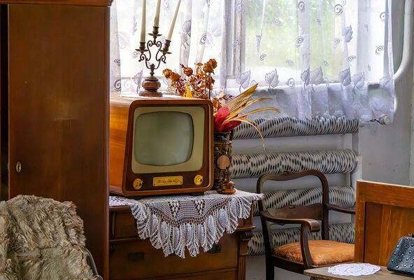 Зошто миљето мораше да стои токму врз телевизорот? Нашите баби не го ставаа само заради декорација