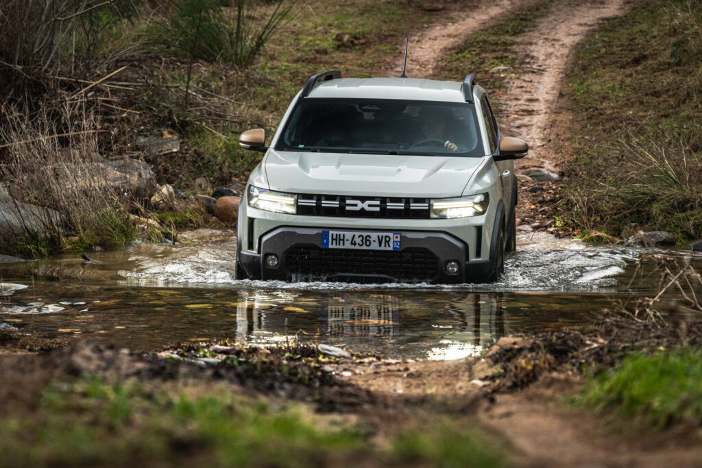Dacia направи необичен 4×4 – бензин, плин и струја во еден систем