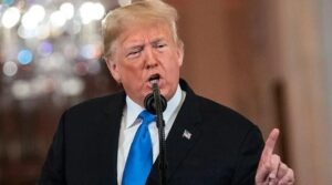 Трамп ја нарече „смешна“ уредувачката политика на „Фокс њуз“, ги повика поддржувачите да не го гледаат тв каналот