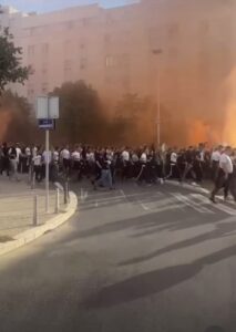 ВИДЕО: Торцида пееше: „Ана Франк не е светица. Таа е еврејска ку*ва