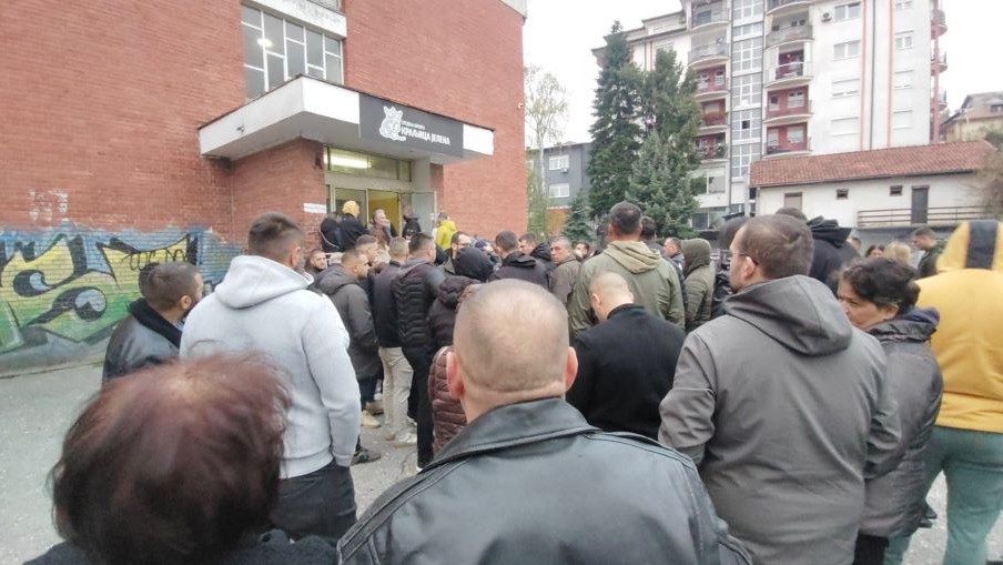 Во Косово не е дозволено: Голем број на Срби тргнаа на гласање со автобуси и приватни возила
