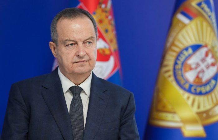 НАПАЃАЧОТ Е УБИЕН: Малолетник извикувајќи „Алаху акбар“ со два ножа нападна полицаец што ја обезбедувал израелската амбасада во Белград