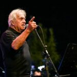 Да се потсетиме на „Кажи нешто, драга“ – песната која ја овековечи Драган Мијалковски и стана еден од најубавите македонски евергрини