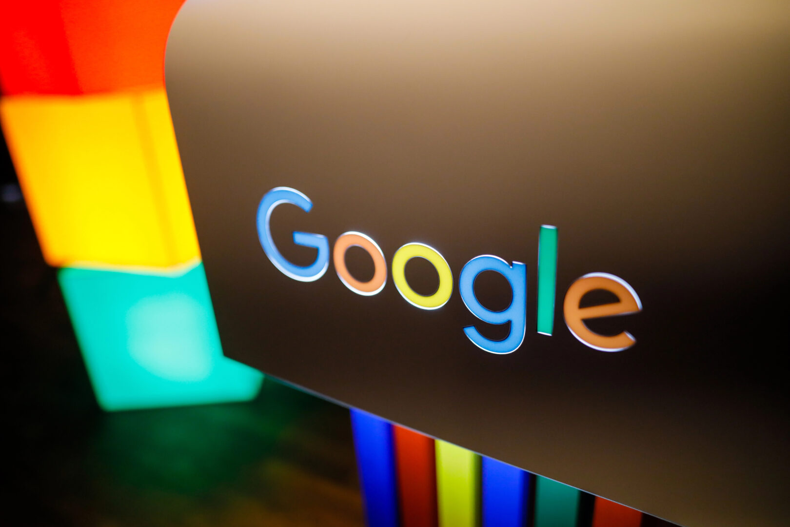 Полска отвори истрага против Google: Технолошките гиганти не можат да бидат над законот