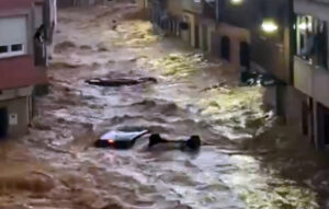 ВИДЕО: Страшни поплави во Шпанија: Водата носи се пред себе