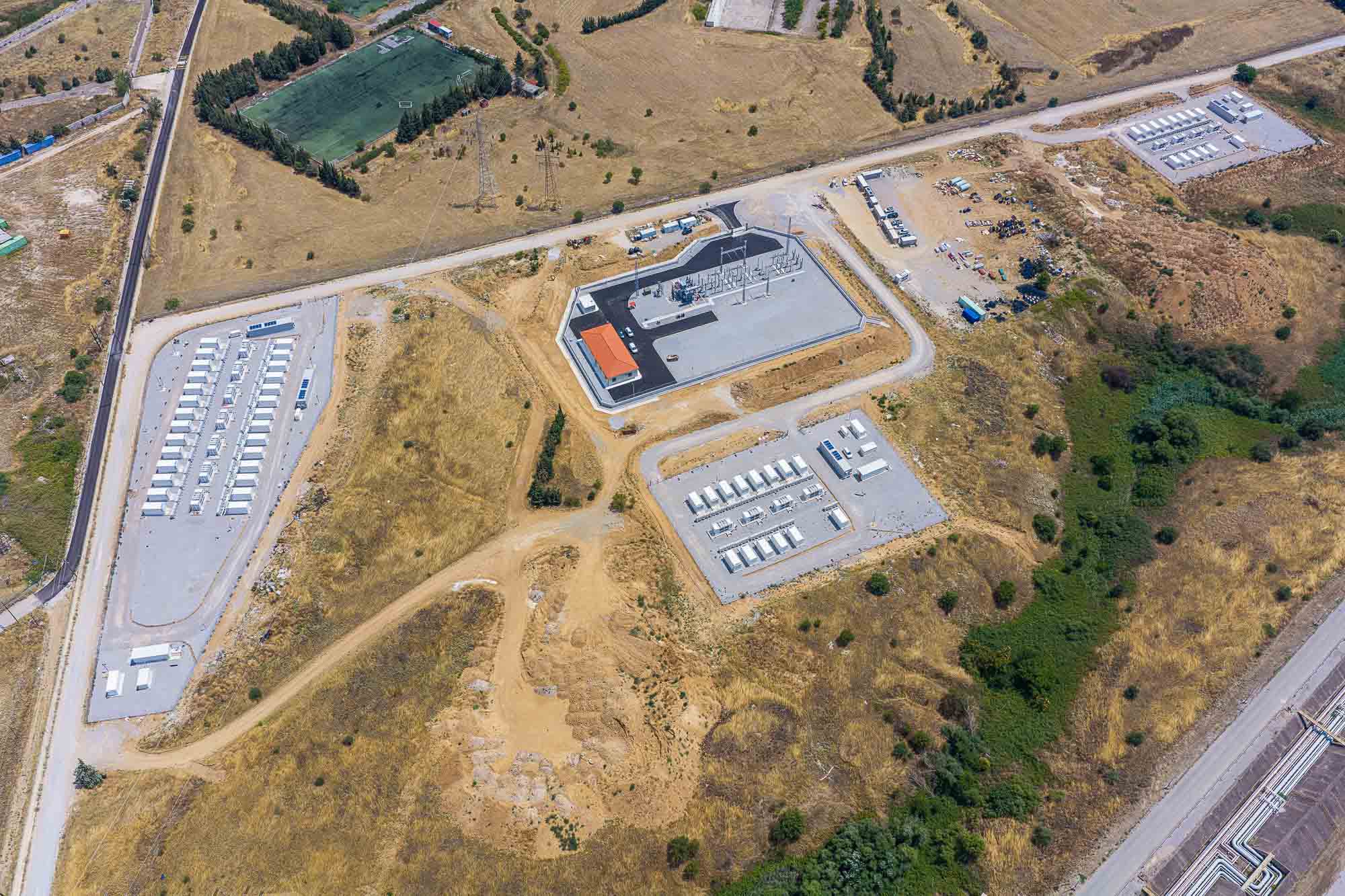 HELLENiQ ENERGY ја пушти во употреба својата прва батериска постројка за складирање електрична енергија во Солун