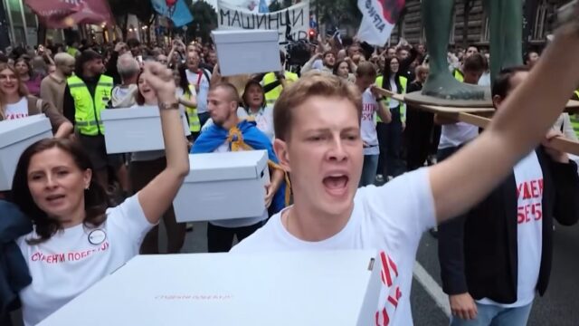 Вучиќ го призна поразот, но изборите во Србија сѐ уште не се завршени: Одложено формирањето на новата власт