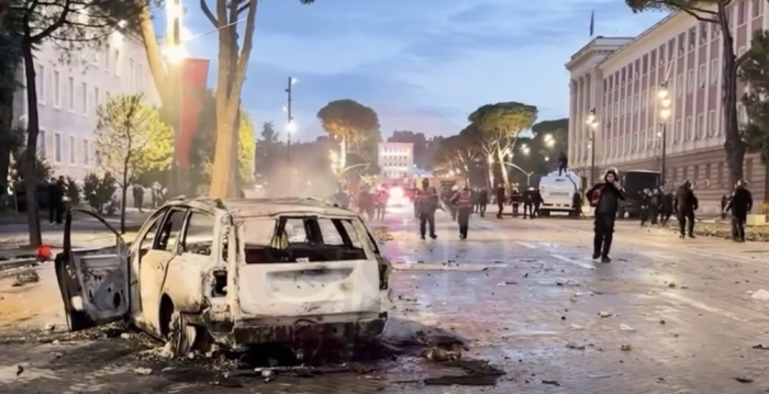 Вистинска „војна“ на улиците на Тирана, демонстрантите бараат оставка од Рама (ВИДЕО)