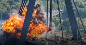 „Њујорк тајмс“: Затворањето на мостовите во Киев може да создаде „логистички кошмар“ за цела Украина