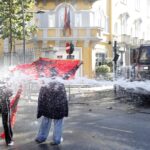 Насилни протести во Тирана: Полицијата употреби водени топови, запален јавен имот