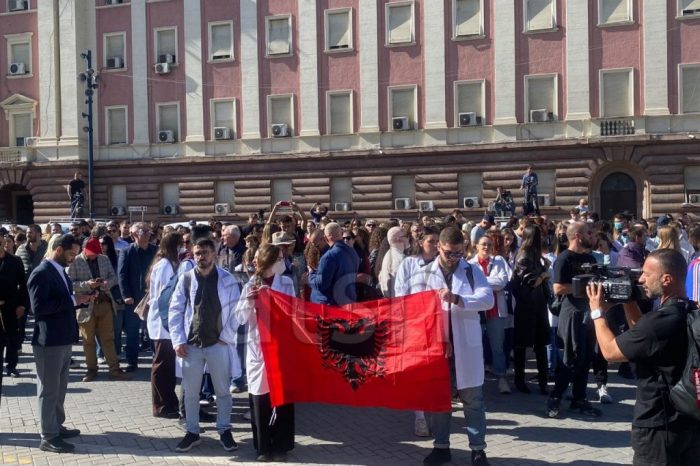 11 ДЕН ПРОТЕСТИ ВО ТИРАНА: Се бара безусловна оставка од Рама