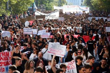 НЕМА ДА ИСПЛАТАТ 10.000 ДЕНАРИ: Околу 10.000 демонстранти на марш за образованието во Атина