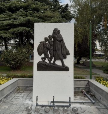 ГО ОБНОВУВАМЕ ДОСТОИНСТВОТО НА ДЕЦАТА БЕГАЛЦИ: Реконструкција на вандализираното спомен-обележје во Скопје