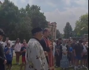Од Тито до Вучиќ: Свештеник на СПЦ со помен пред споменик на Дража Михаиловиќ стана хит на мрежите