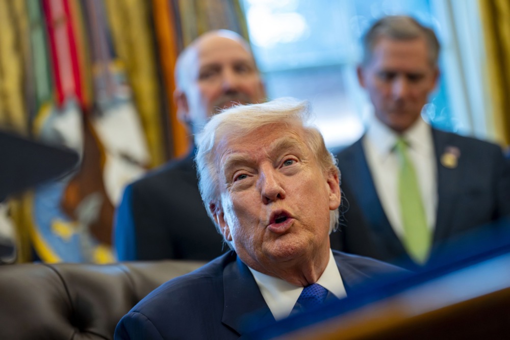 Трамп за протестите: „Франција гори! Затворете ги границите пред да биде предоцна“