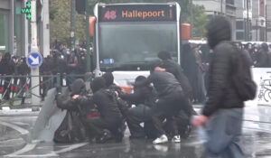 Улични пресметки во срцето на Европа: Протестите ја парализираа Белгија, маскирани групи ја нападнаа полицијата