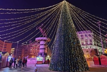 Скопје ќе се украсува за 73.000 евра: Елка од 13 метри, светлосен елен и огромни новогодишни декорации