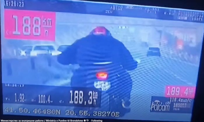 (видео) НА АВТОПАТ КАКО НА ТРКИ: Полицијата фати и упаси моторџија од Гостивар кој возел со 188 км/ч на место каде е дозволено само 80 км/ч