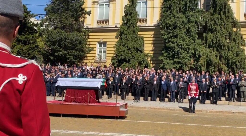 (ВИДЕО) Државен пречек на останките на Цар Самоил: Функционерите од Македонија да му се поклонат кога ќе доаѓаат во Софија