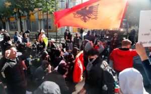 (ВИДЕО) Деветти ден протести во Тирана, студентите повторно го одбија повикот за дијалог на Рама
