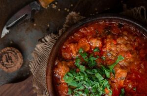 Специјалитет со калинка и месо, богат вкус од иранската кујна