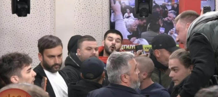 Граѓани вечерва упаднаа во зградата на телевизија „Информер“ во Белград и ја прекинаа програмата