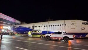 (ВИДЕО) Несекојдневна глетка во Романија – авион заглави под надвозник