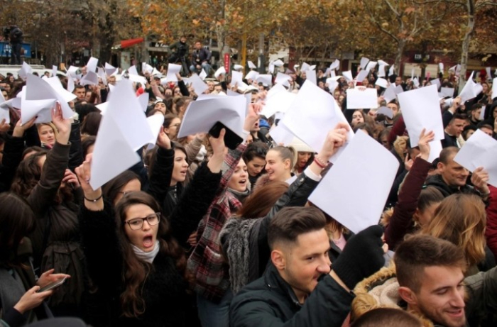 Продолжуваат судирите меѓу демонстрантите и полицијата во Тирана