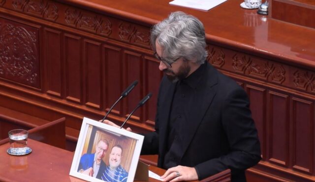 Апасиев до Мицкоски: Дали единственото нешто што циркулира слободно помеѓу Македонија и Бугарија е профитот за вашите роднини?