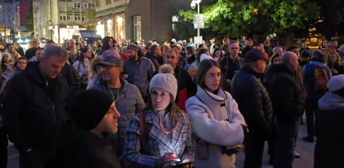 Протести во Софија, се бараат оставки од Јотова и Радев
