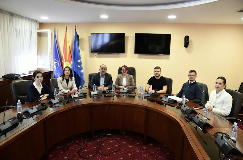 Пратениците Емилија Ангелова и Кире Божиновски на средба со учесници на Младинскиот образовен форум