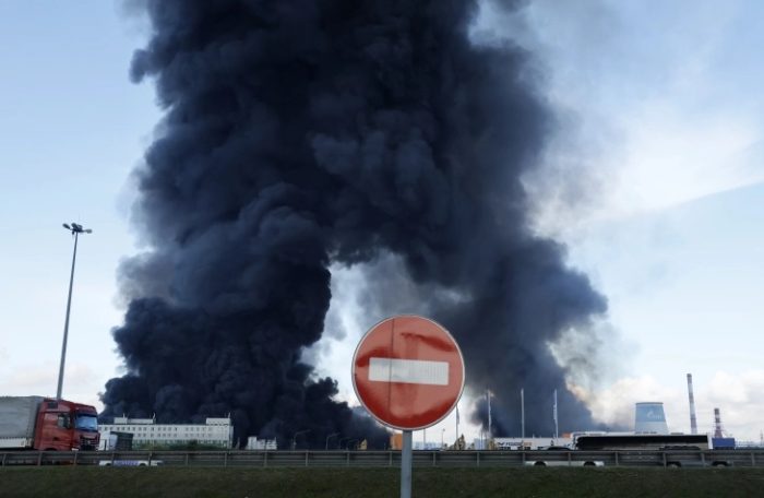 Украински напад со дронови во Рјазањ опожари руска рафинерија за нафта, Зеленски ја укина забраната за напади на енергетски постојки