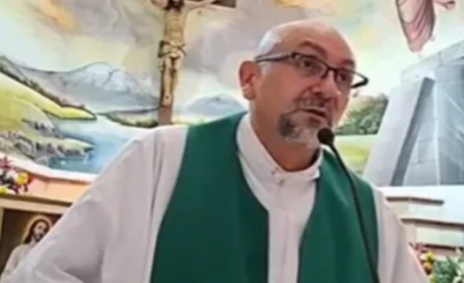 ЕКВАДОРСКИ СВЕШТЕНИК ЗАГИНА ОТКАКО ВРЗ ГЛАВА МУ ПАДНА КРСТ ЗА ВРЕМЕ НА СЛУЖБА ЕМИТУВАНА ВО ЖИВО