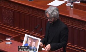 ВИДЕО: Апасиев донесе слика од премиерот и неговиот баџанак и го праша за неговите биснизи, Мицкоски му рече дека е кукавица