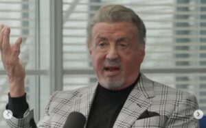 (ВИДЕО+ФОТО) „ТАТКО МИ МЕ ТЕПАШЕ, А МАЈКА МИ НИКОГАШ НЕ МЕ ПРЕГРНА“: Сталоне се присетил на ужасните моменти низ кои поминал во детството