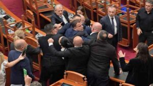 (ВИДЕО) Хаос во албанскиот парламент: масовна тепачка на пратениците